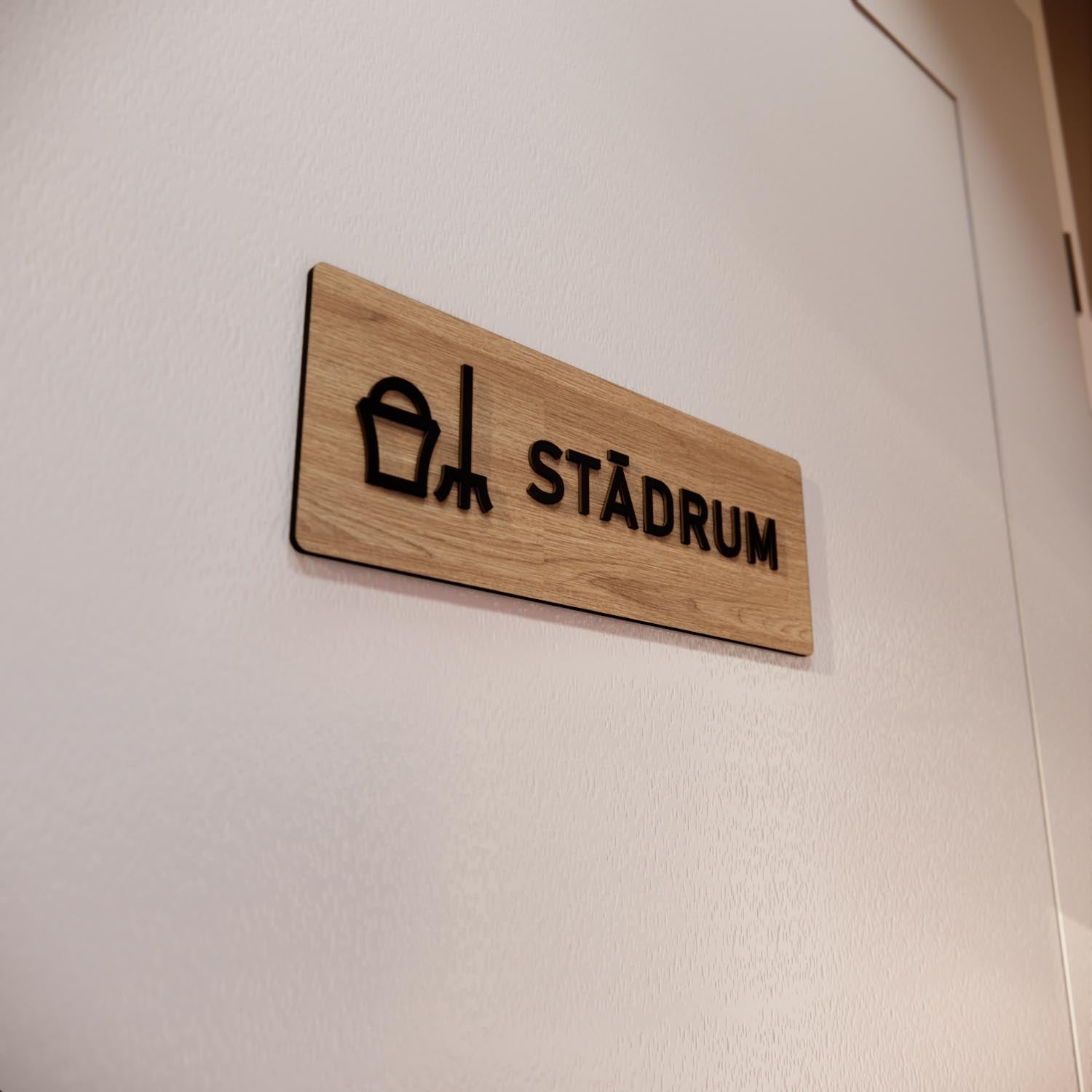 Skylt – Städrum – Ek & Svart – WOOD - Nosico