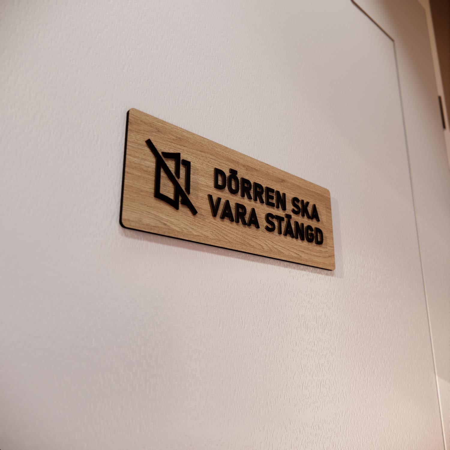 Skylt – Dörren ska vara stängd – Ek & Svart – WOOD - Nosico