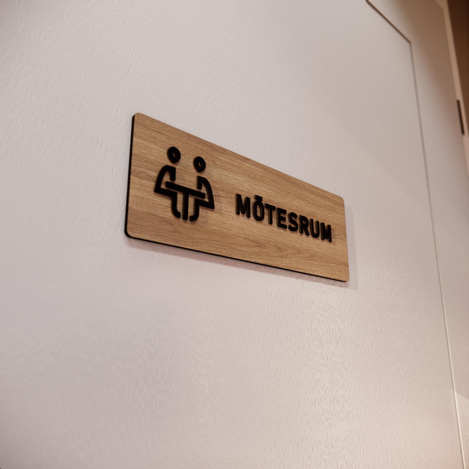 Skylt – Mötesrum – Ek & Svart – WOOD - Nosico