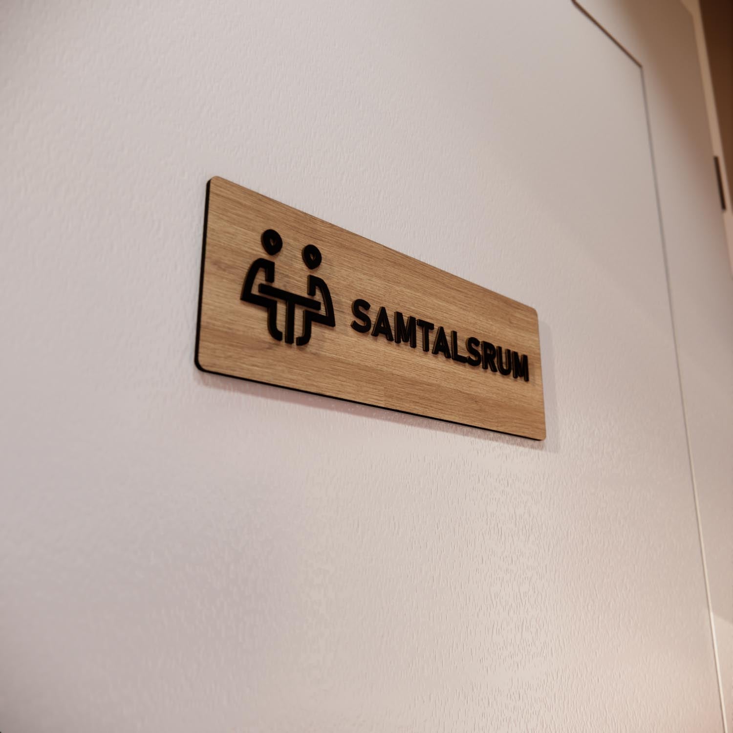 Skylt – Samtalsrum – Ek & Svart – WOOD - Nosico