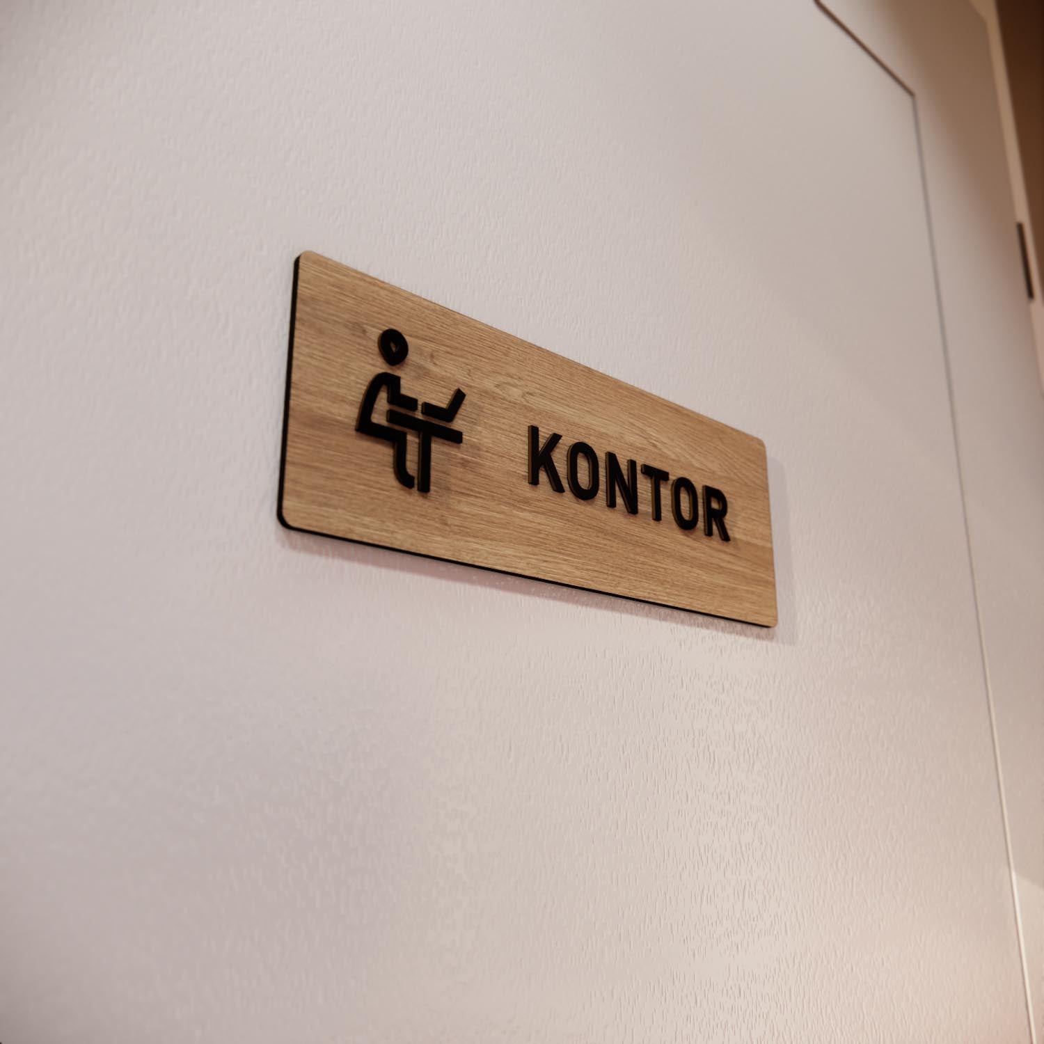 Skylt – Kontor – Ek & Svart – WOOD - Nosico
