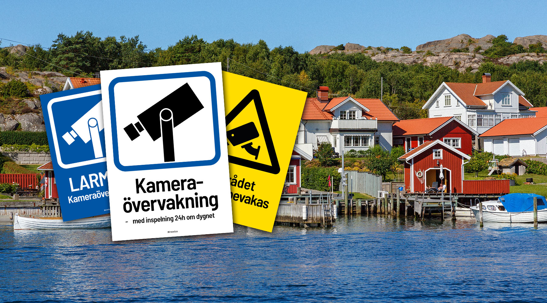 Kameraövervakningsskyltar framför villaområde vid vatten för artikel om regler kring kameraövervakning hemma