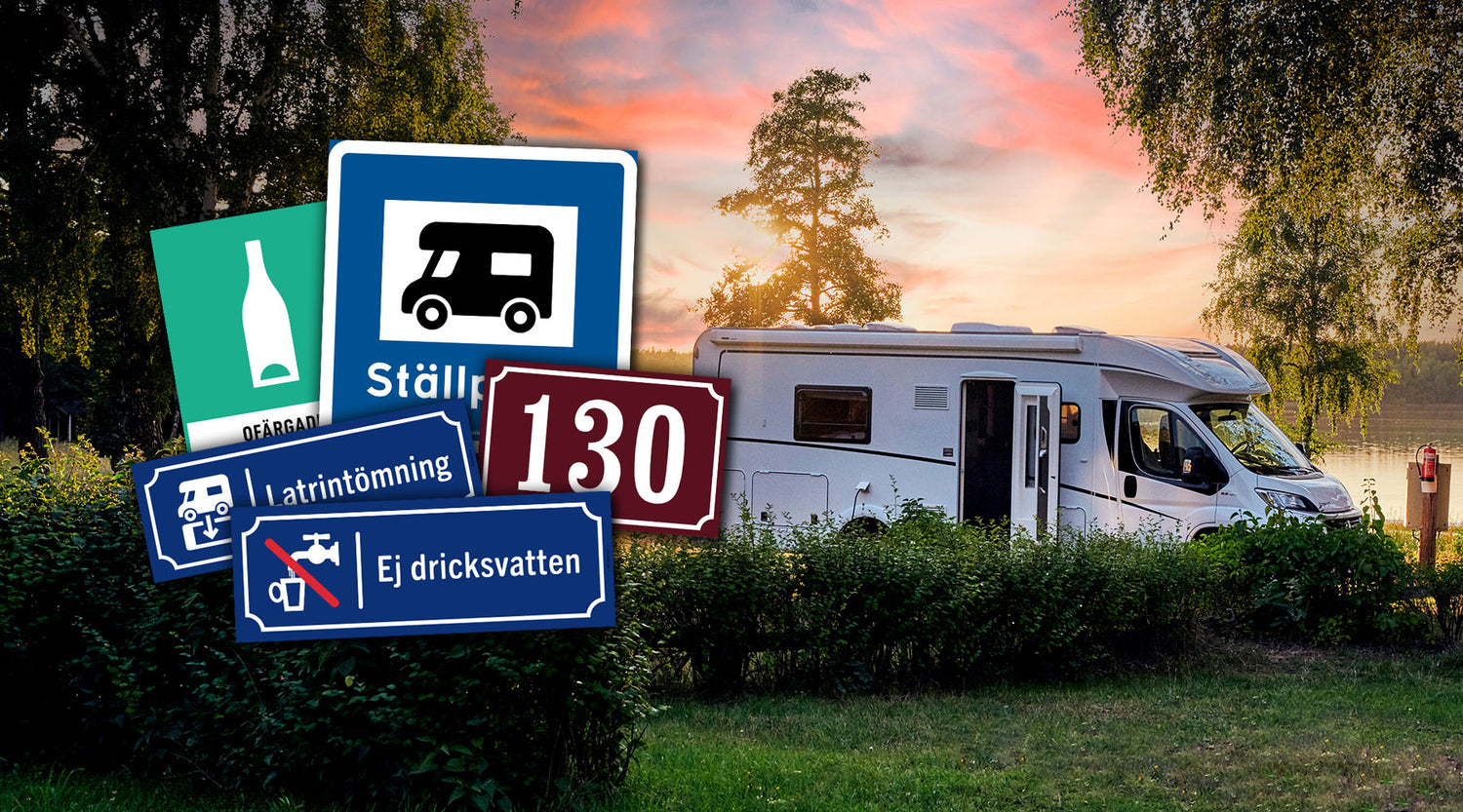 Campingområde med tydliga skyltar för avfall, servicehus och parkering