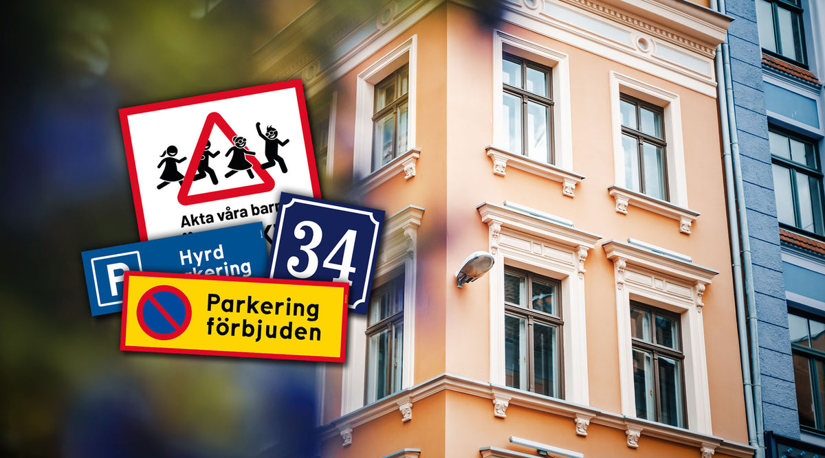 Skyltar för BRF och fastigheter med parkeringsskyltar, husnummer och tydlig fastighetsskyltning i bostadsområde