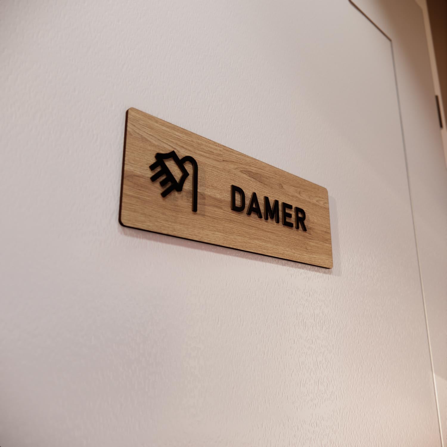 Skylt – Dusch damer – Ek & Svart – WOOD - Nosico