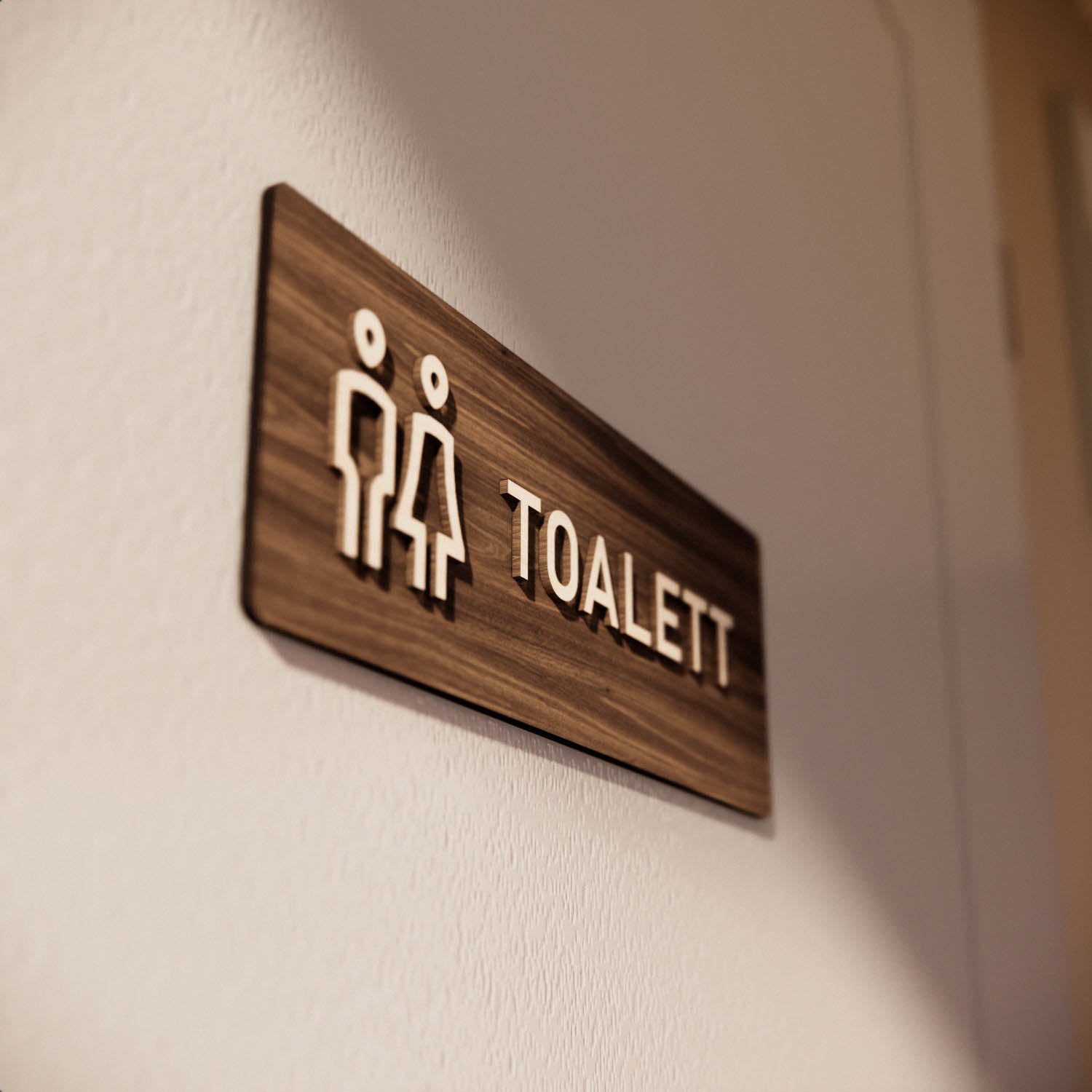 Skylt – Toalett herr & dam – Valnöt & Lindträ – WOOD - Nosico