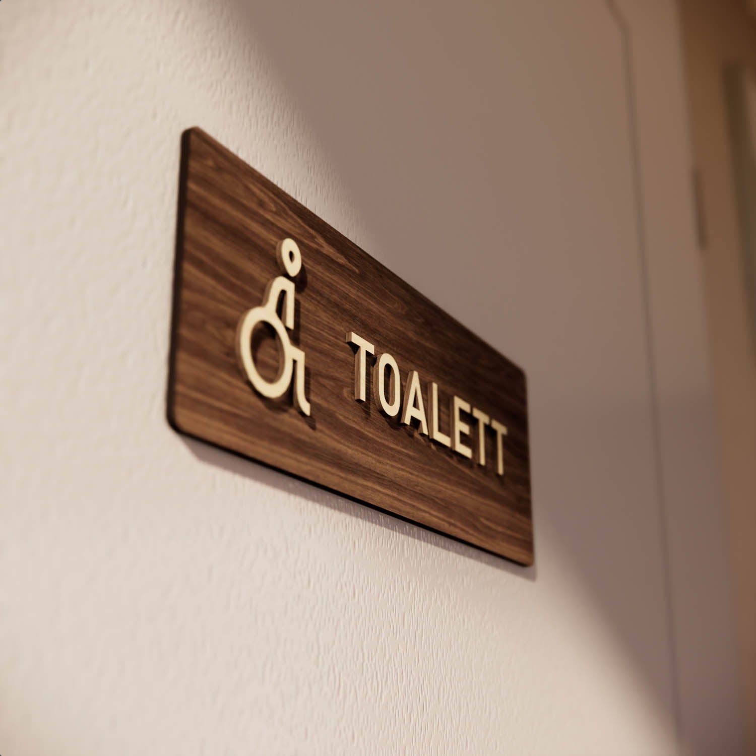 Skylt – Toalett rullstol – Valnöt & Lindträ – WOOD - Nosico