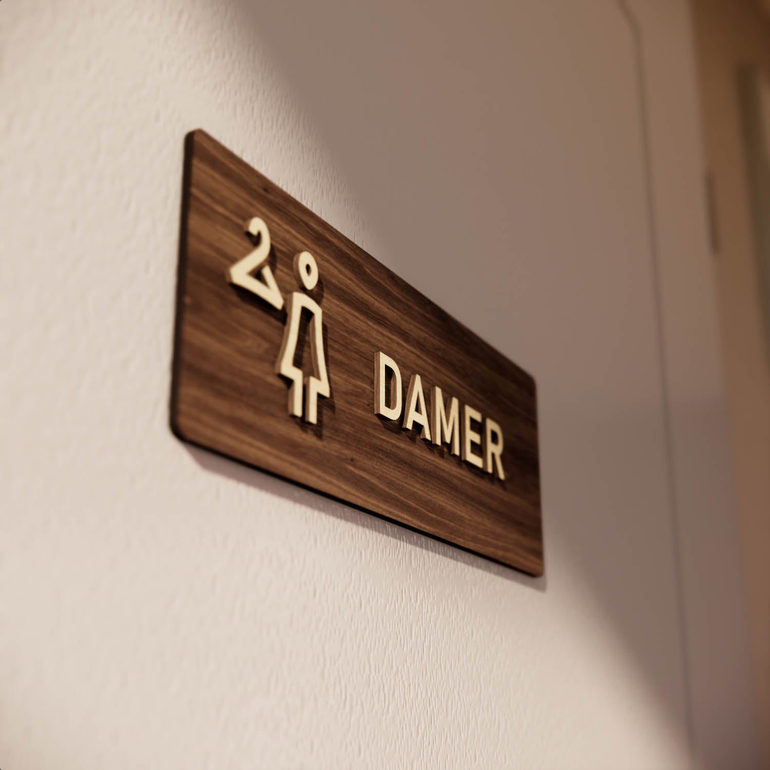 Skylt – Omklädning damer – Valnöt & Lindträ – WOOD - Nosico